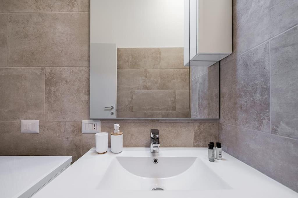 Linate Airport Elegant Suite,Tram 1 Minute Away Milano Exterior foto